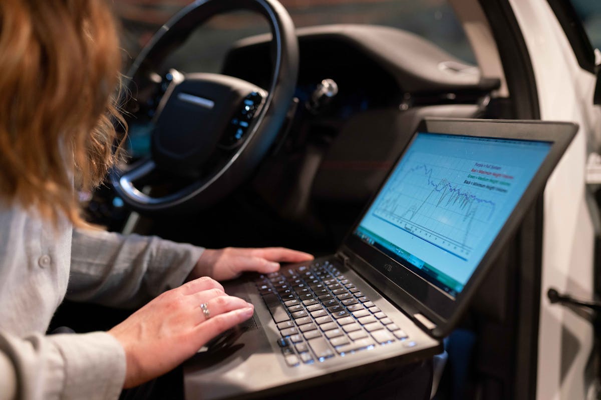 자동차 소프트웨어 평가와 검증 환경을 검토하는 Automotive 엔지니어 이미지